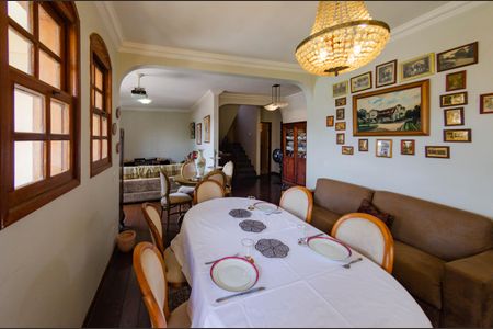 Casa à venda com 266m², 5 quartos e 4 vagas Casa à venda com 266m², 5 quartos e 4 vagasSala