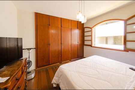 Casa à venda com 266m², 5 quartos e 4 vagas Casa à venda com 266m², 5 quartos e 4 vagasSuíte