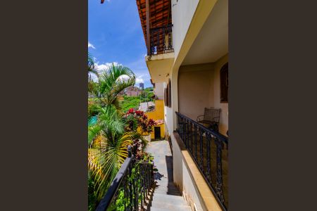 Casa à venda com 266m², 5 quartos e 4 vagas Casa à venda com 266m², 5 quartos e 4 vagasÁrea externa