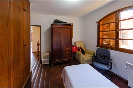 Casa à venda com 266m², 5 quartos e 4 vagas Casa à venda com 266m², 5 quartos e 4 vagasQuarto 4