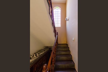 Casa à venda com 266m², 5 quartos e 4 vagas Casa à venda com 266m², 5 quartos e 4 vagasEscada