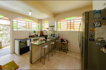 Casa à venda com 266m², 5 quartos e 4 vagas Casa à venda com 266m², 5 quartos e 4 vagasCozinha