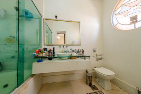 Casa à venda com 266m², 5 quartos e 4 vagas Casa à venda com 266m², 5 quartos e 4 vagasBanheiro suíte