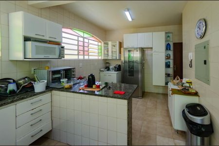 Casa à venda com 266m², 5 quartos e 4 vagas Casa à venda com 266m², 5 quartos e 4 vagasCozinha