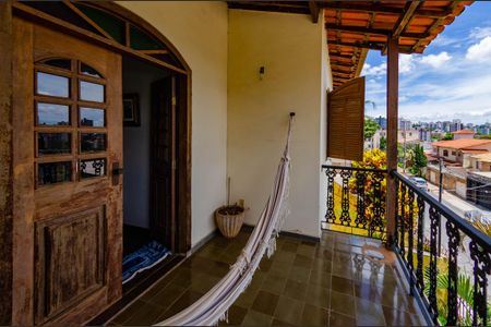 Casa à venda com 266m², 5 quartos e 4 vagas Casa à venda com 266m², 5 quartos e 4 vagasVaranda