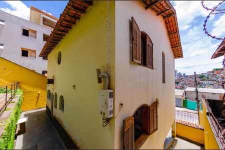 Casa à venda com 266m², 5 quartos e 4 vagas Casa à venda com 266m², 5 quartos e 4 vagasÁrea externa