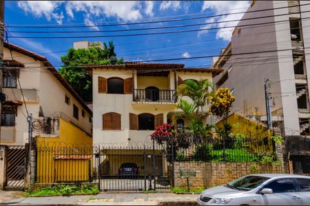 Casa à venda com 266m², 5 quartos e 4 vagas Casa à venda com 266m², 5 quartos e 4 vagasFachada