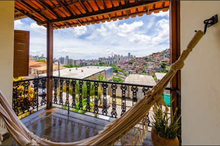 Casa à venda com 266m², 5 quartos e 4 vagas Casa à venda com 266m², 5 quartos e 4 vagasVaranda