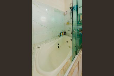 Casa à venda com 266m², 5 quartos e 4 vagas Casa à venda com 266m², 5 quartos e 4 vagasBanheiro suíte