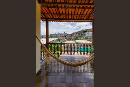 Casa à venda com 266m², 5 quartos e 4 vagas Casa à venda com 266m², 5 quartos e 4 vagasVaranda