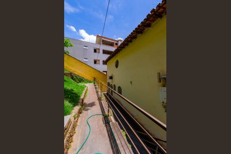 Casa à venda com 266m², 5 quartos e 4 vagas Casa à venda com 266m², 5 quartos e 4 vagasÁrea externa