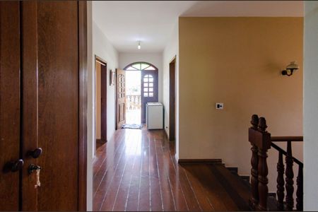 Casa à venda com 266m², 5 quartos e 4 vagas Casa à venda com 266m², 5 quartos e 4 vagasCorredor