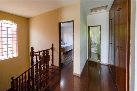 Casa à venda com 266m², 5 quartos e 4 vagas Casa à venda com 266m², 5 quartos e 4 vagasCorredor