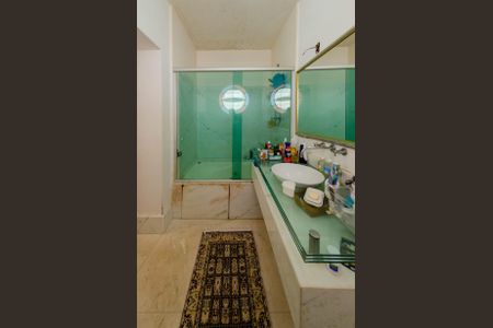 Casa à venda com 266m², 5 quartos e 4 vagas Casa à venda com 266m², 5 quartos e 4 vagasBanheiro suíte