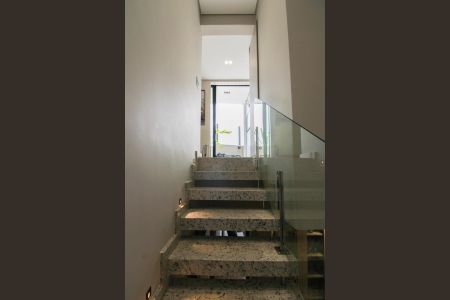 Apartamento à venda com 210m², 4 quartos e 2 vagas Apartamento à venda com 210m², 4 quartos e 2 vagasEscada