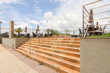 Apartamento à venda com 210m², 4 quartos e 2 vagas Apartamento à venda com 210m², 4 quartos e 2 vagasÁrea comum - Piscina