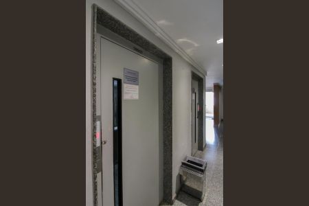 Apartamento à venda com 210m², 4 quartos e 2 vagas Apartamento à venda com 210m², 4 quartos e 2 vagasElevador