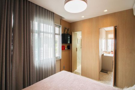 Apartamento à venda com 210m², 4 quartos e 2 vagas Apartamento à venda com 210m², 4 quartos e 2 vagasSuíte 1