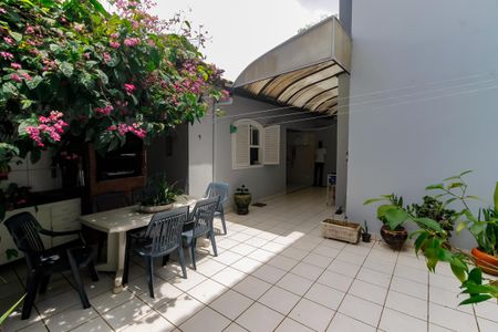 Casa à venda com 227m², 3 quartos e 4 vagasQuintal