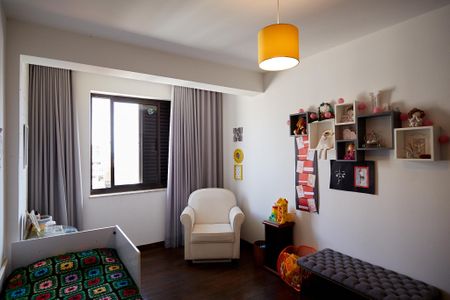 Apartamento à venda com 320m², 4 quartos e 2 vagas Apartamento à venda com 320m², 4 quartos e 2 vagasQuarto 2