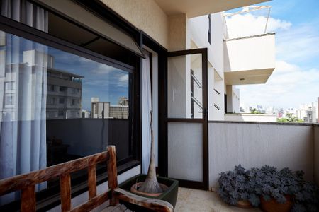 Apartamento à venda com 320m², 4 quartos e 2 vagas Apartamento à venda com 320m², 4 quartos e 2 vagasVaranda da Sala