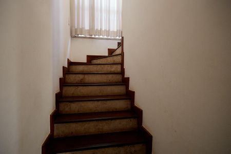 Apartamento à venda com 320m², 4 quartos e 2 vagas Apartamento à venda com 320m², 4 quartos e 2 vagasEscada