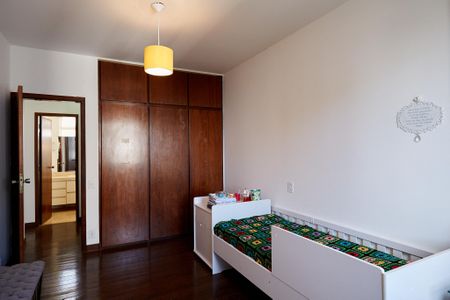 Apartamento à venda com 320m², 4 quartos e 2 vagas Apartamento à venda com 320m², 4 quartos e 2 vagasQuarto 2