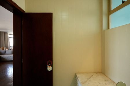 Apartamento à venda com 320m², 4 quartos e 2 vagas Apartamento à venda com 320m², 4 quartos e 2 vagasLavabo