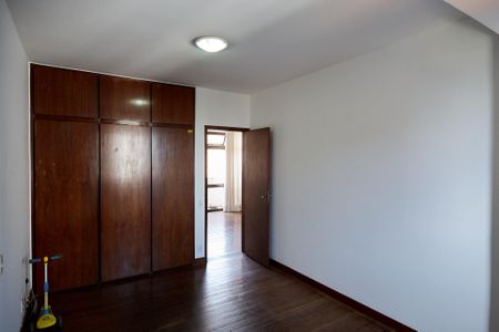 Apartamento à venda com 320m², 4 quartos e 2 vagas Apartamento à venda com 320m², 4 quartos e 2 vagasQuarto 4