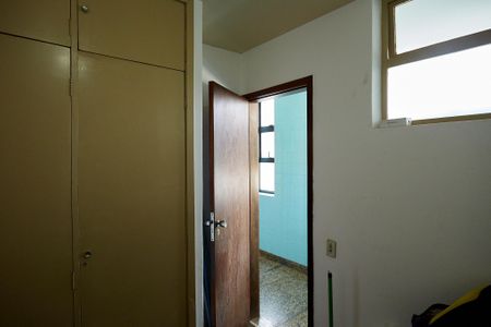 Apartamento à venda com 320m², 4 quartos e 2 vagas Apartamento à venda com 320m², 4 quartos e 2 vagasQuarto de Serviço