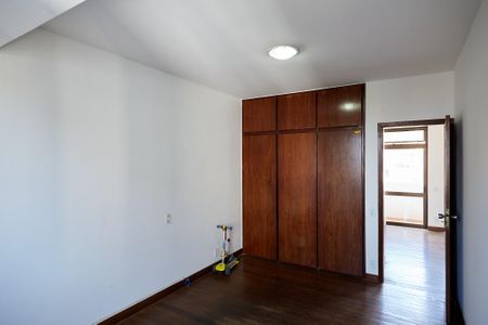 Apartamento à venda com 320m², 4 quartos e 2 vagas Apartamento à venda com 320m², 4 quartos e 2 vagasQuarto 4