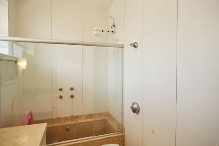 Apartamento à venda com 320m², 4 quartos e 2 vagas Apartamento à venda com 320m², 4 quartos e 2 vagasBanheiro