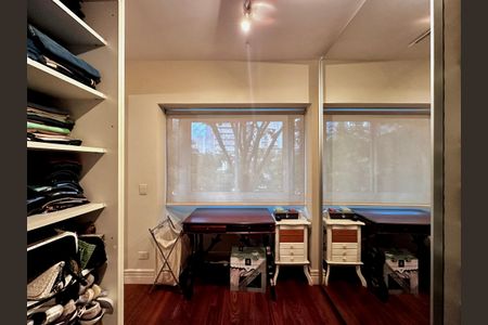 Casa de condomínio à venda com 224m², 4 quartos e 5 vagas Casa de condomínio à venda com 224m², 4 quartos e 5 vagasCloset Suíte 1