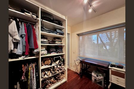 Casa de condomínio à venda com 224m², 4 quartos e 5 vagas Casa de condomínio à venda com 224m², 4 quartos e 5 vagasCloset Suíte 1