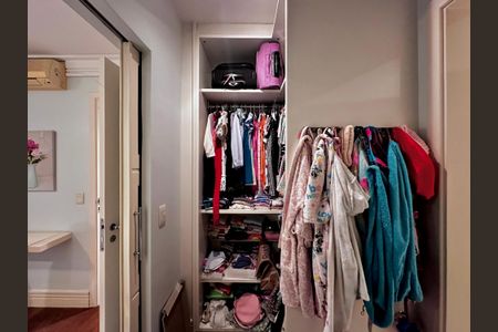 Casa de condomínio à venda com 224m², 4 quartos e 5 vagas Casa de condomínio à venda com 224m², 4 quartos e 5 vagasCloset Suíte 3