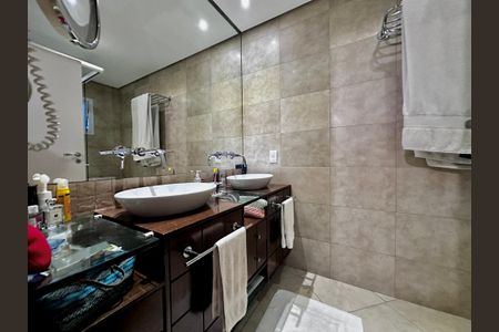 Casa de condomínio à venda com 224m², 4 quartos e 5 vagas Casa de condomínio à venda com 224m², 4 quartos e 5 vagasBanheiro Suíte 1