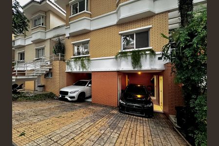 Casa de condomínio à venda com 224m², 4 quartos e 5 vagas Casa de condomínio à venda com 224m², 4 quartos e 5 vagasGaragem