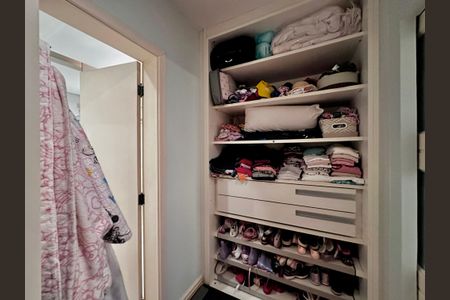 Casa de condomínio à venda com 224m², 4 quartos e 5 vagas Casa de condomínio à venda com 224m², 4 quartos e 5 vagasCloset Suíte 3
