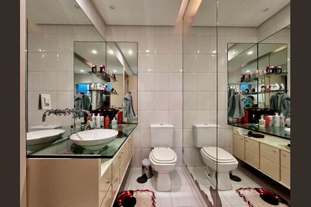 Casa de condomínio à venda com 224m², 4 quartos e 5 vagas Casa de condomínio à venda com 224m², 4 quartos e 5 vagasBanheiro Suíte 3