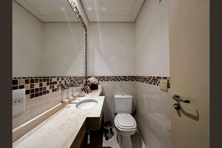 Casa de condomínio à venda com 224m², 4 quartos e 5 vagas Casa de condomínio à venda com 224m², 4 quartos e 5 vagasBanheiro Suíte 2