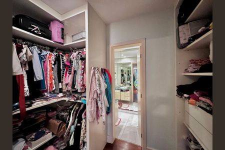 Casa de condomínio à venda com 224m², 4 quartos e 5 vagas Casa de condomínio à venda com 224m², 4 quartos e 5 vagasCloset Suíte 3
