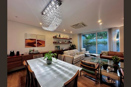Casa de condomínio à venda com 224m², 4 quartos e 5 vagas Casa de condomínio à venda com 224m², 4 quartos e 5 vagasSala
