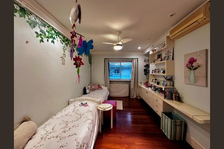 Casa de condomínio à venda com 224m², 4 quartos e 5 vagas Casa de condomínio à venda com 224m², 4 quartos e 5 vagasSuíte 3