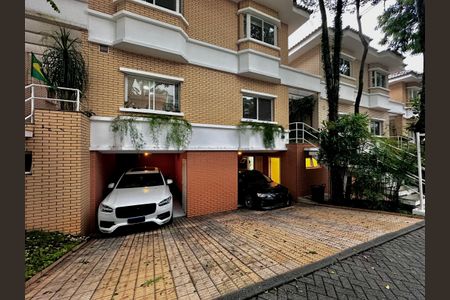 Casa de condomínio à venda com 224m², 4 quartos e 5 vagas Casa de condomínio à venda com 224m², 4 quartos e 5 vagasGaragem