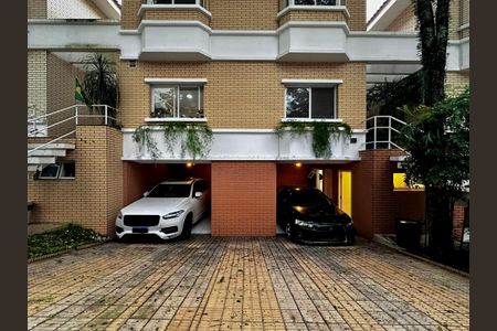 Casa de condomínio à venda com 224m², 4 quartos e 5 vagas Casa de condomínio à venda com 224m², 4 quartos e 5 vagasGaragem