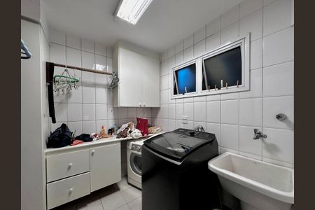 Casa de condomínio à venda com 224m², 4 quartos e 5 vagas Casa de condomínio à venda com 224m², 4 quartos e 5 vagasÁrea de Serviço