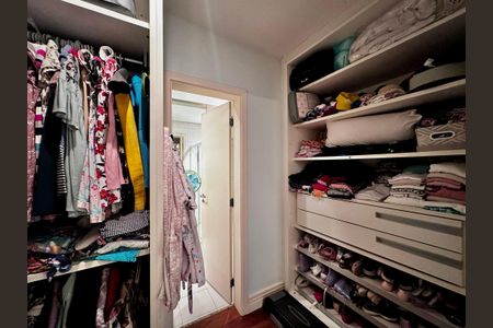 Casa de condomínio à venda com 224m², 4 quartos e 5 vagas Casa de condomínio à venda com 224m², 4 quartos e 5 vagasCloset Suíte 3