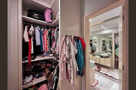 Casa de condomínio à venda com 224m², 4 quartos e 5 vagas Casa de condomínio à venda com 224m², 4 quartos e 5 vagasCloset Suíte 3