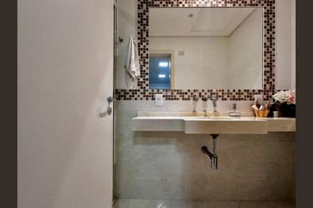 Casa de condomínio à venda com 224m², 4 quartos e 5 vagas Casa de condomínio à venda com 224m², 4 quartos e 5 vagasBanheiro Suíte 2