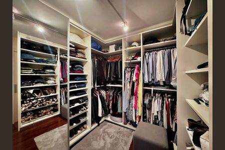 Casa de condomínio à venda com 224m², 4 quartos e 5 vagas Casa de condomínio à venda com 224m², 4 quartos e 5 vagasCloset Suíte 1